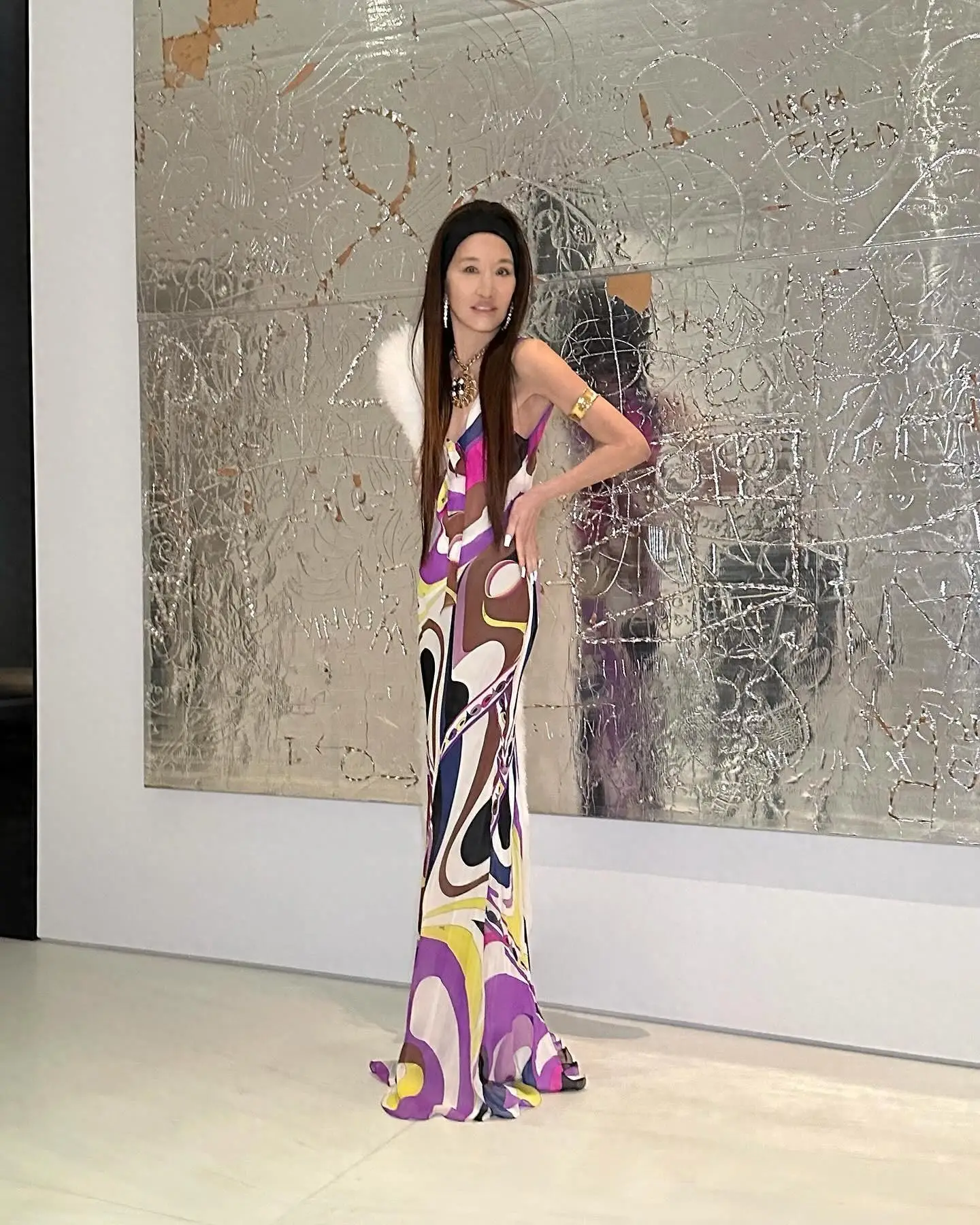 74岁王薇薇又扮少女了!穿吊带花裙走红毯,纸片人身材却很紧致