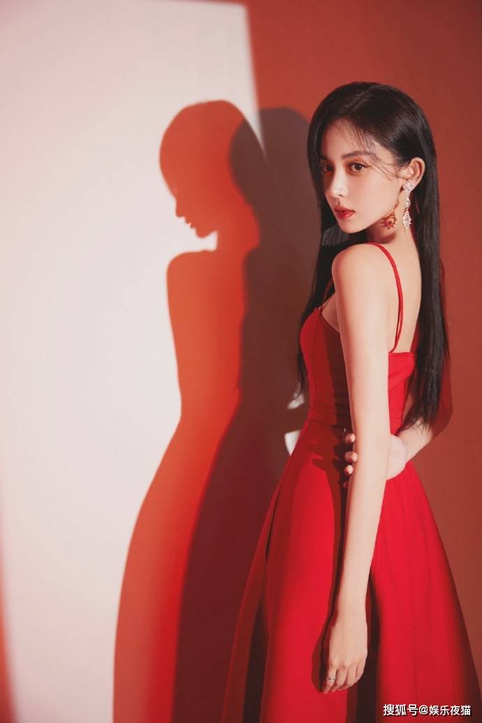 古力娜扎一袭红色连衣裙绽放迷人光彩明艳夺目-搜狐大视野-搜狐新闻