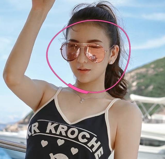 方媛晒游艇出游照,仔细看墨镜倒影,满满都是爱