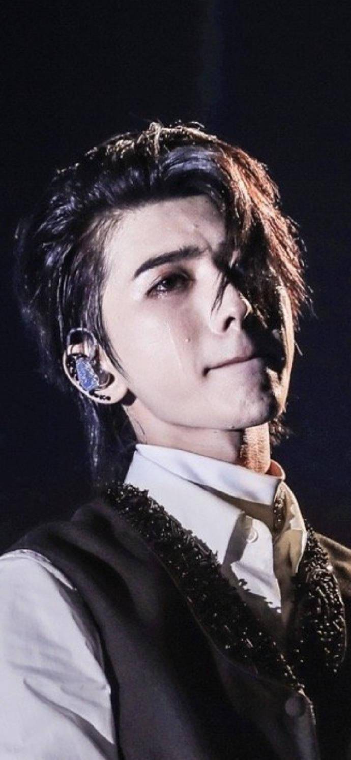 《时尚先生》及摄影师公开蔡徐坤演唱会新图 想珍藏坤坤哭与笑的每个