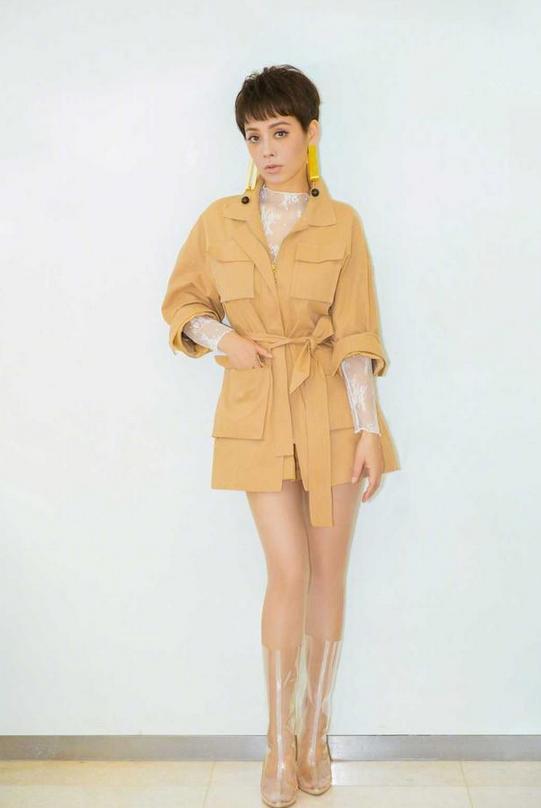 宁静太会穿了白色西装叠穿拼接衬衫时髦洋气又减龄