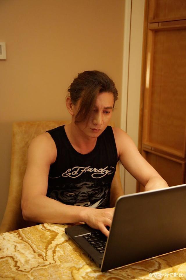在家上网的吴奇隆,留着长发,穿着背心,别提有多帅了