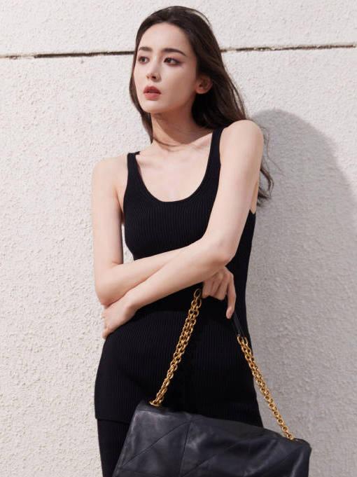 古力娜扎街头黑色背心秀好身材 辟谣高考成绩