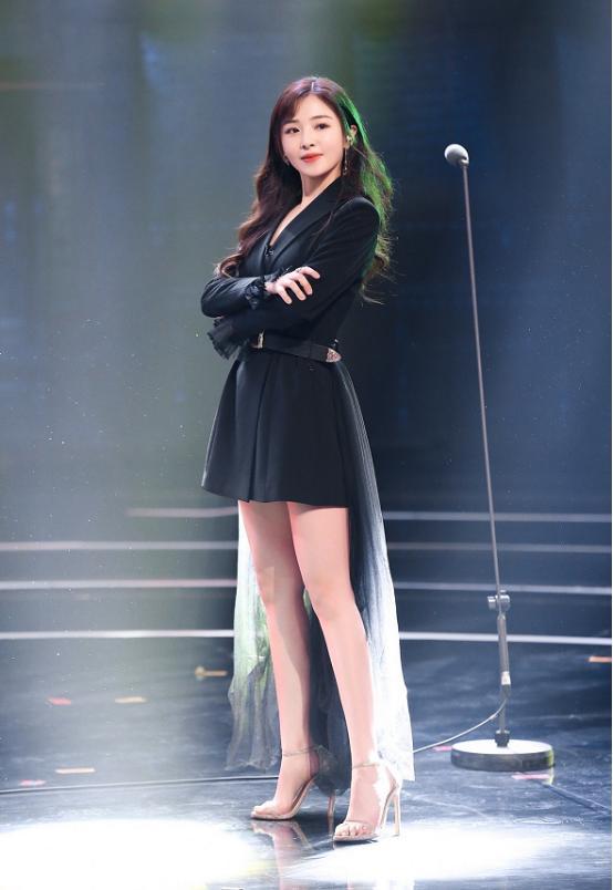 原创张含韵的娃娃脸太可爱,穿西装配高跟鞋,看起来也不成熟