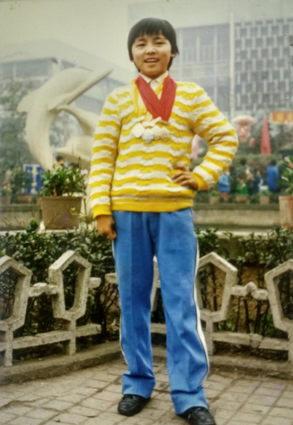 明星童年照,"西装暴徒"张晋穿校服配皮鞋,杨烁偏爱"瓜皮头"_蔡少芬