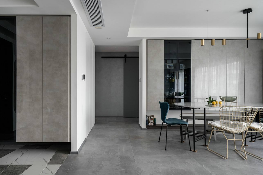 ② 雅致的木质家具 灰色地砖=舒适