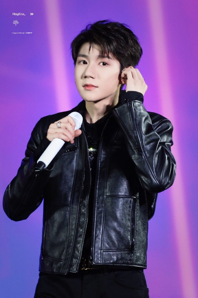 王源出席qq音乐巅峰盛典