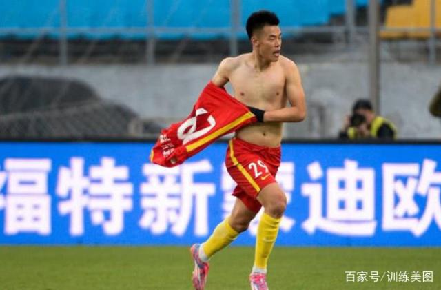 国足阵容中的中甲肌肉男,原来还是一位富二代球员