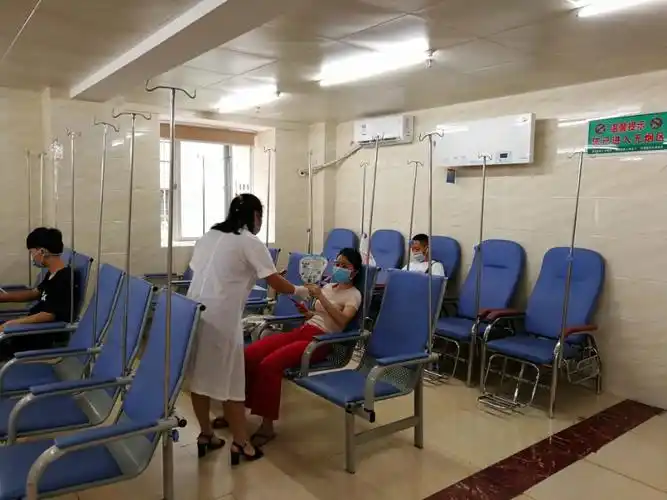 在注射室给病人及家属宣传医保知识