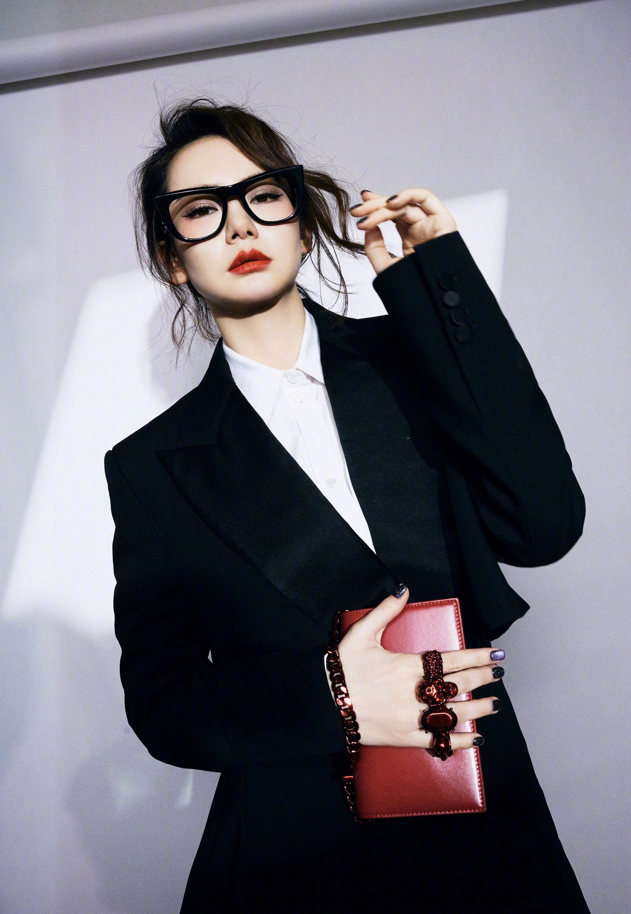 戚薇黑色西装霸气写真_活动_身材_风格