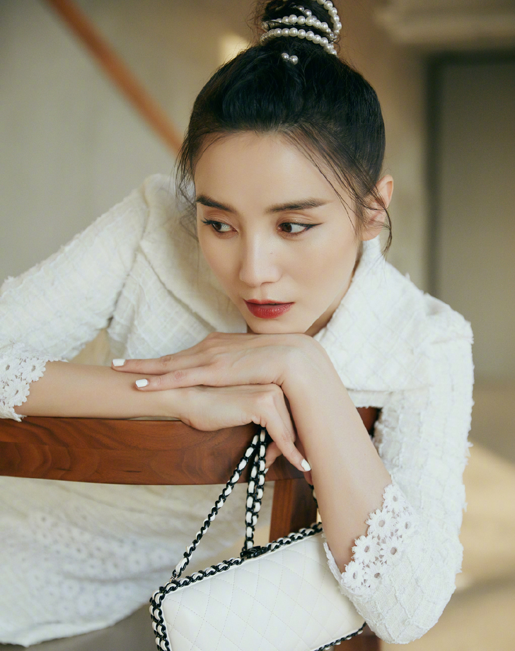 简介:宋佳白色半身裙性感写真图片,分享一组宋佳图片给大家,图中的