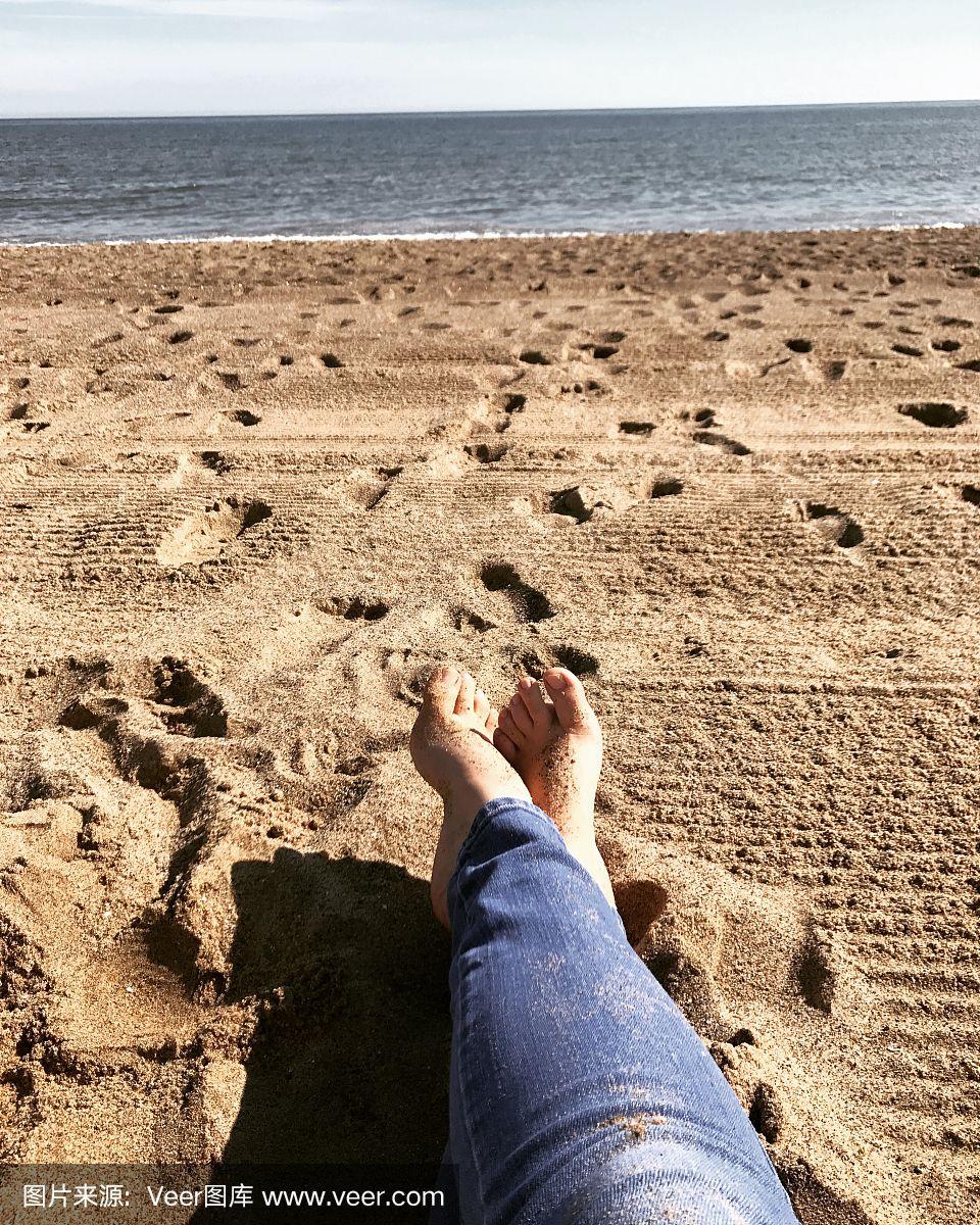 光着脚在沙滩上
