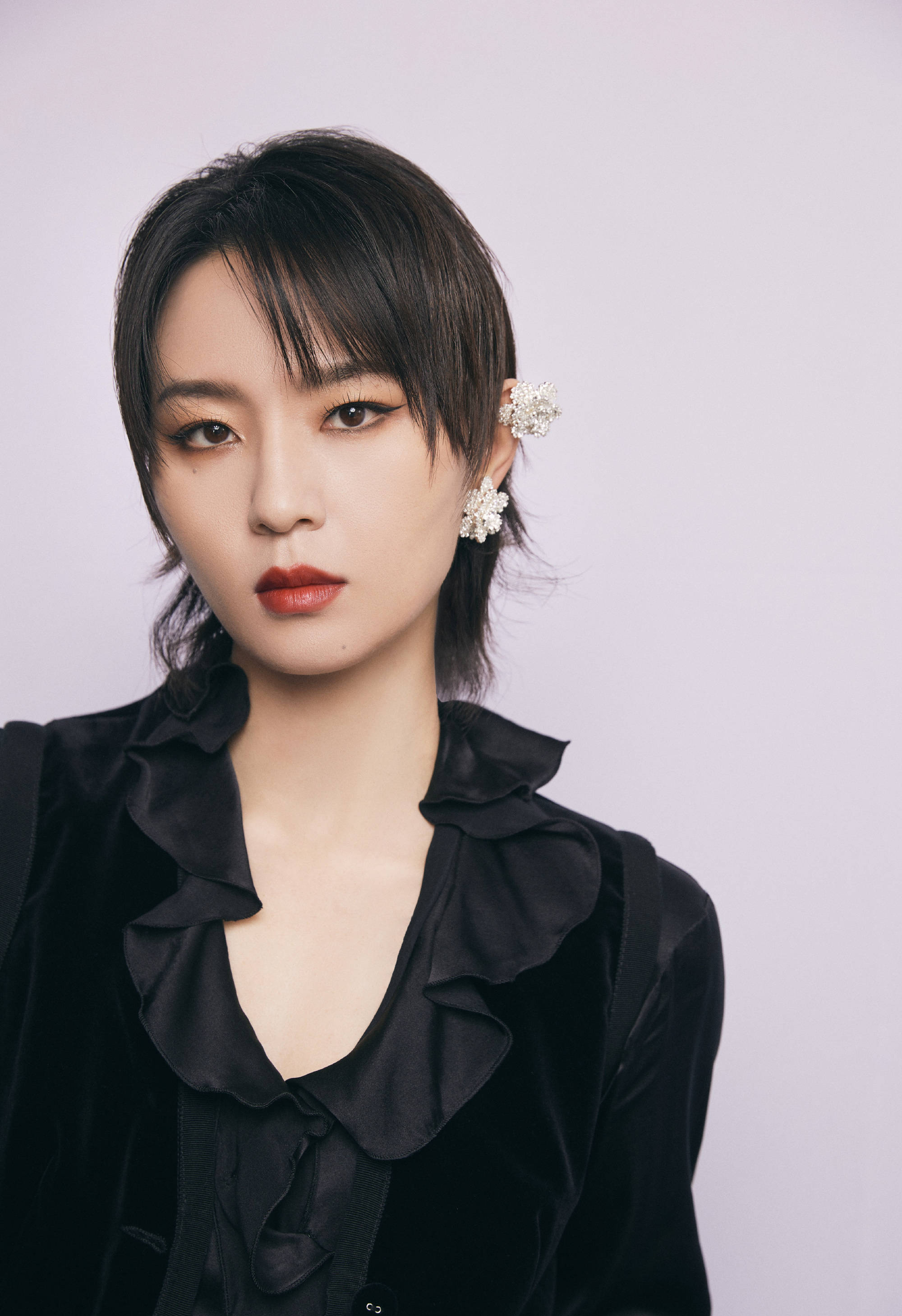 周笔畅纯黑酷飒写真照释出 强势耀眼气场全开