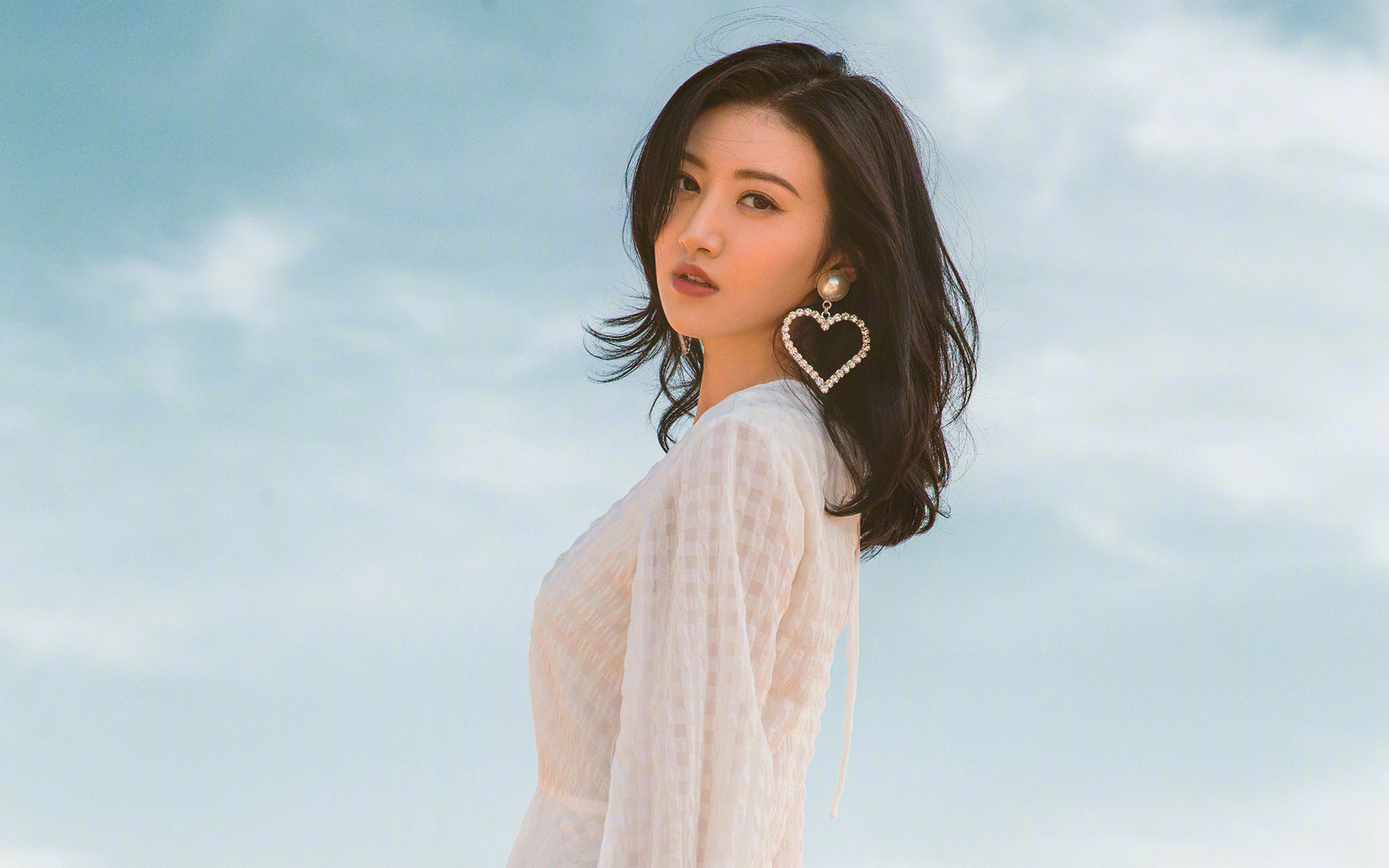 白色纱裙轻熟风情景甜沙漠写真大号耳环成亮点