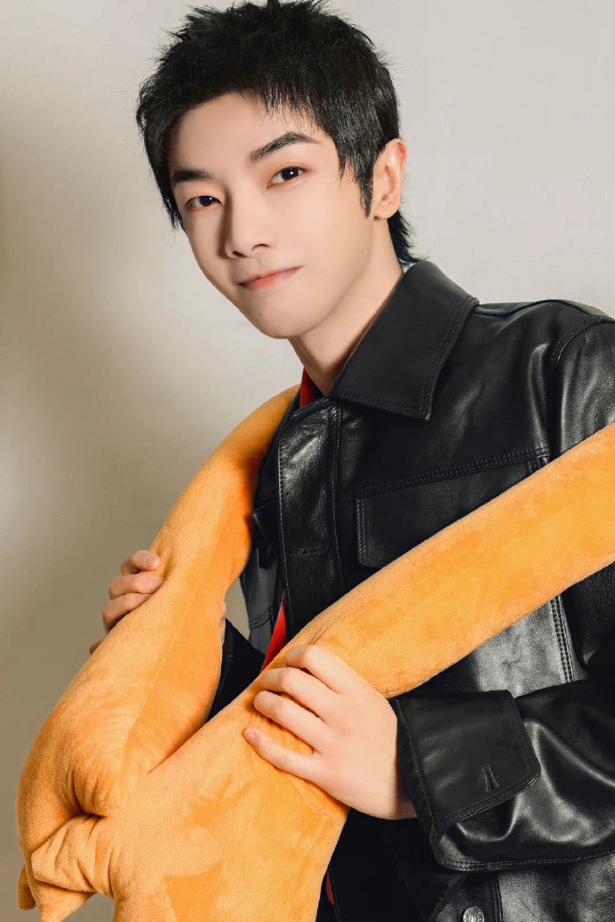 华晨宇33岁生日写真照##华晨宇超话掉落q版华晨宇