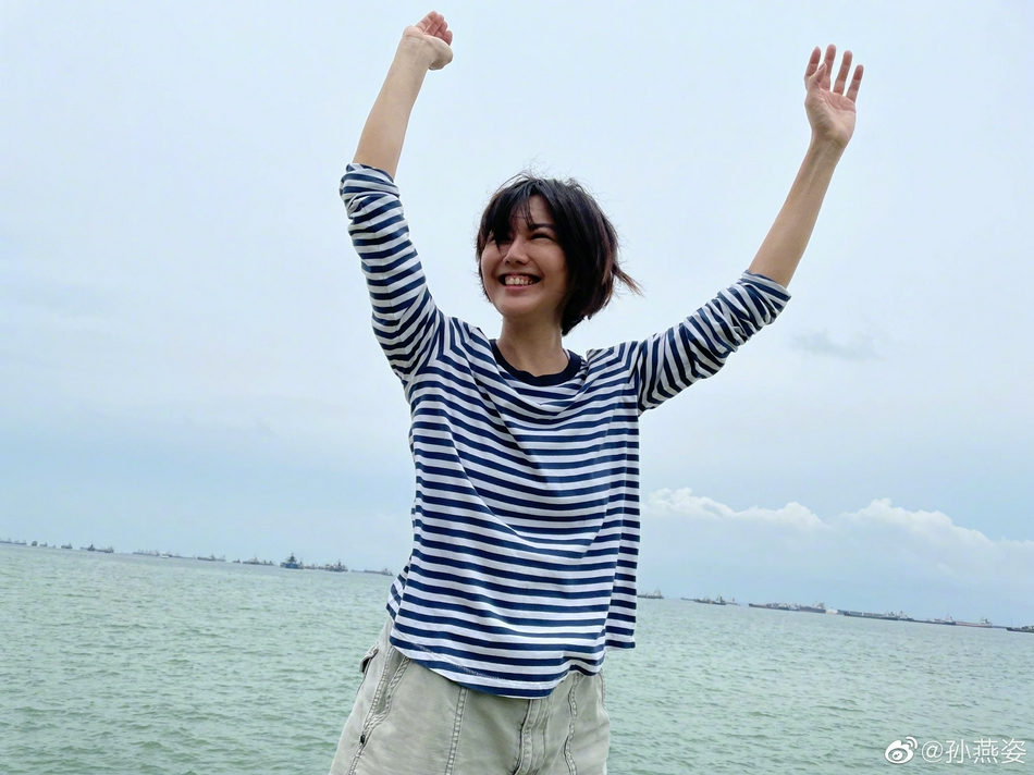 14日,孙燕姿分享一组在海边游玩照,并配文:"昏睡两天,来到海边,同事