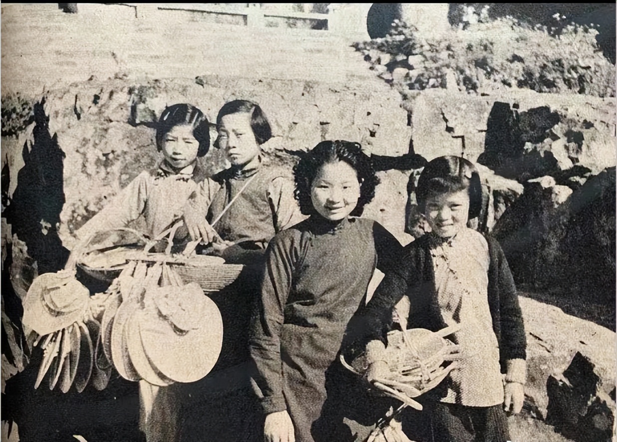 原创老照片民国时期普通人的日常生活场景虽然温馨但是很贫穷