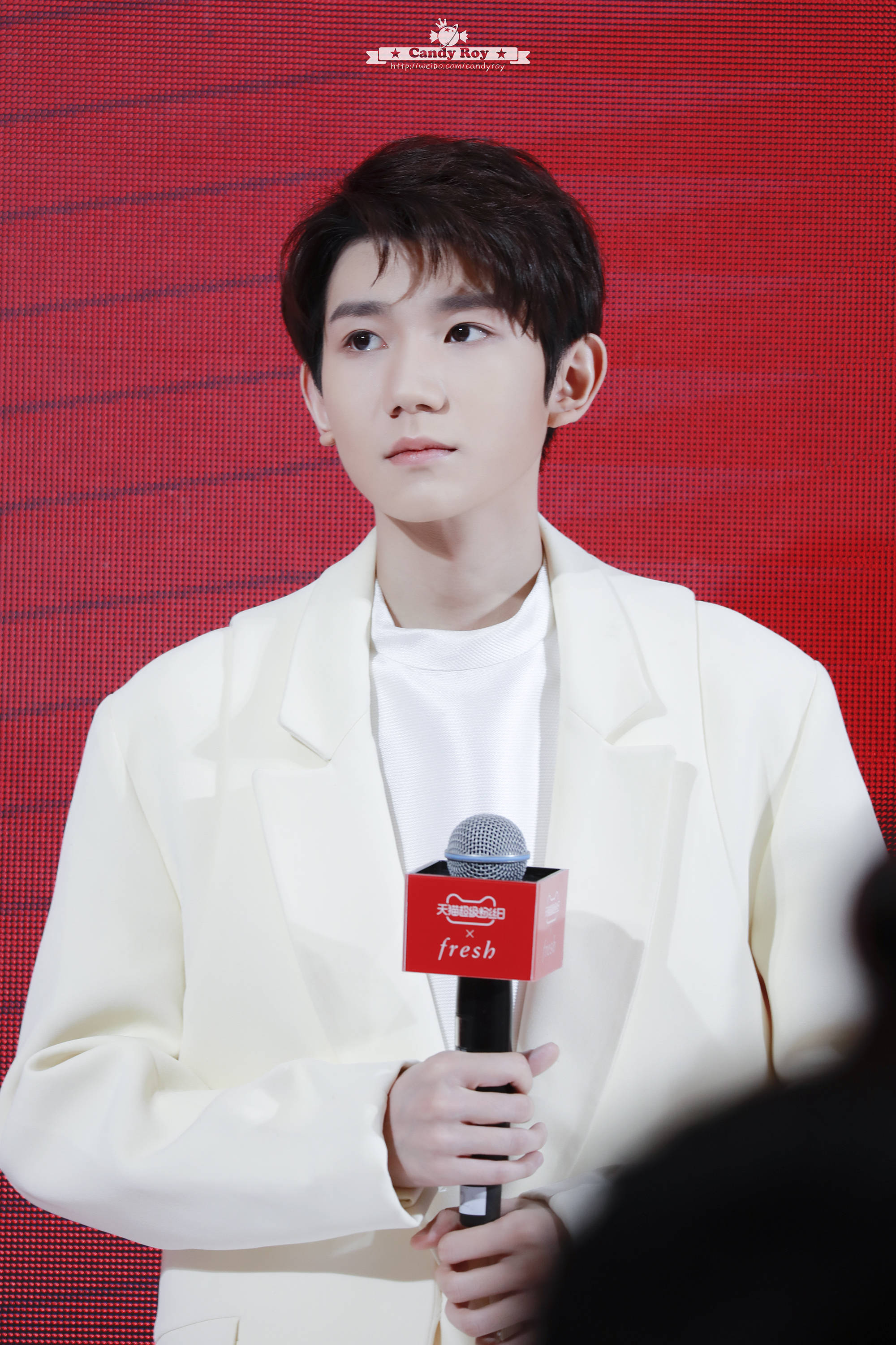 王源白色西装小合集～ 干净清澈的少年和白西装绝配!