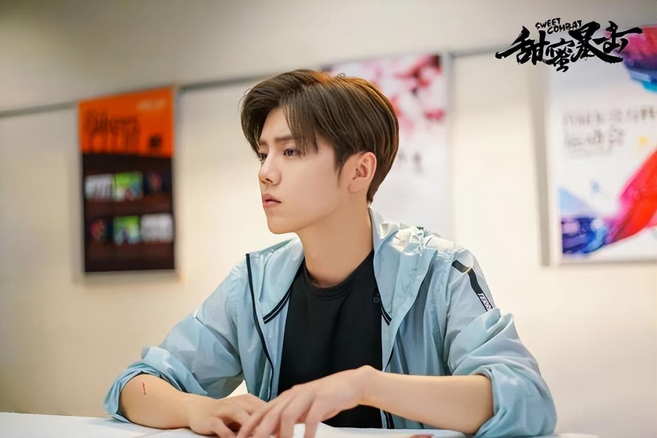 34岁鹿晗带货引热议,脸肿成"老嫂子",网友:撞脸65岁刘雪华