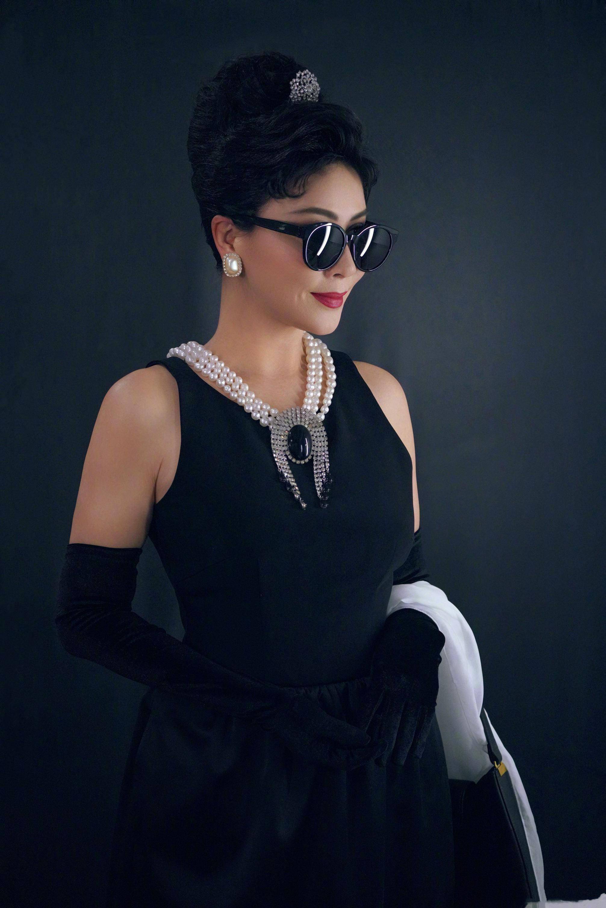 55岁刘嘉玲扮奥黛丽赫本穿小黑裙涂红唇风韵十足被说像蔡明