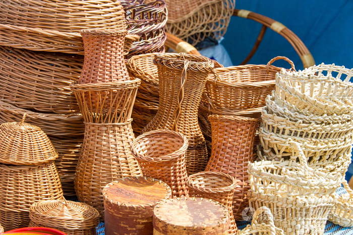 用来存放或搬运通常由藤条或铁丝编织成的东西的容器.