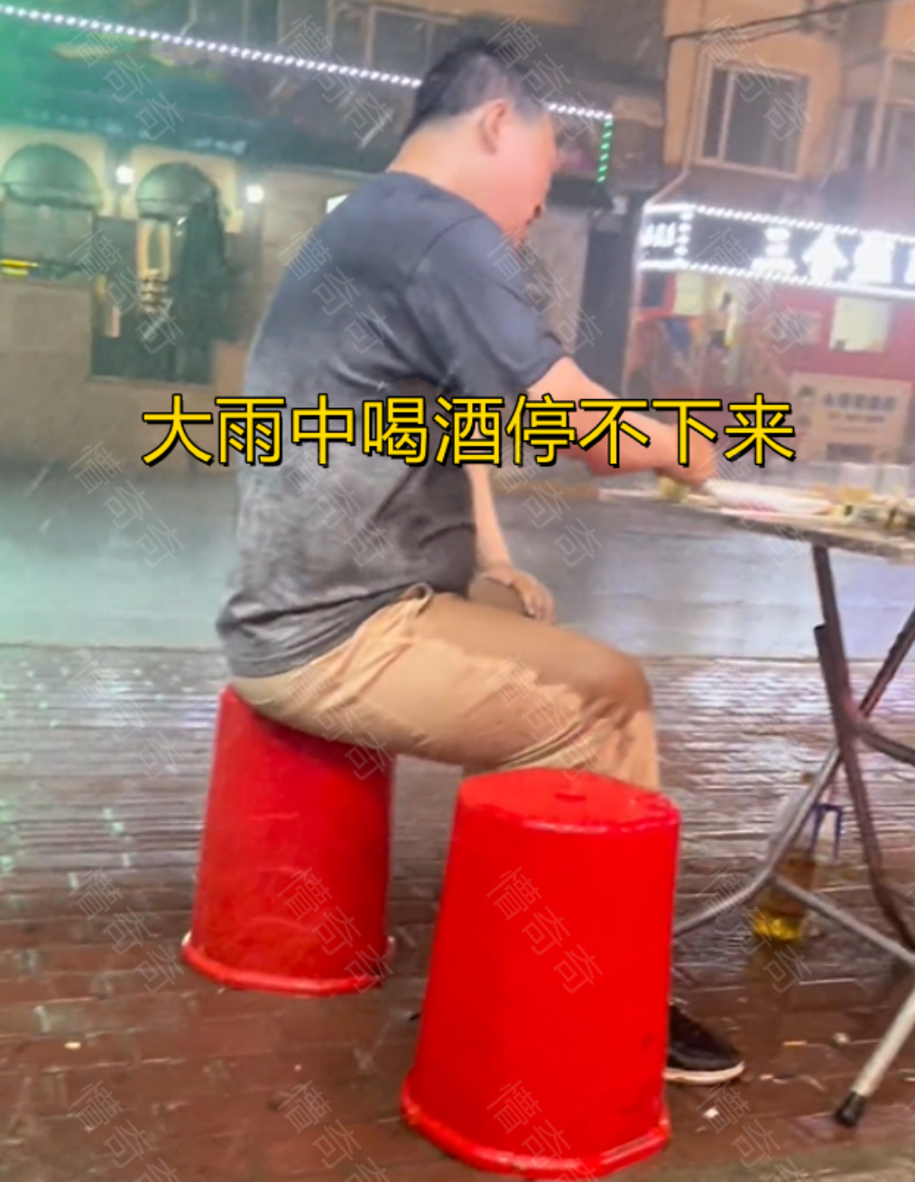 哈尔滨:2名男子不听劝告,执意在暴雨中喝酒,"感情深一口闷"