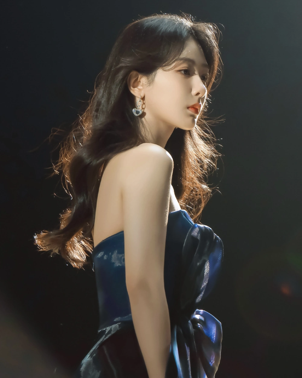 承欢记官宣物料杨紫站在边缘脸也被遮挡粉丝向剧方维权