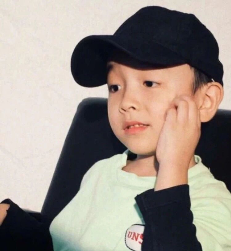 小男孩头像啦 哈哈很久不更新了 一直没找到好看的头像现在发现啦分享