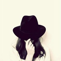 戴帽子女生低头头像图片点击鼠标右键下载