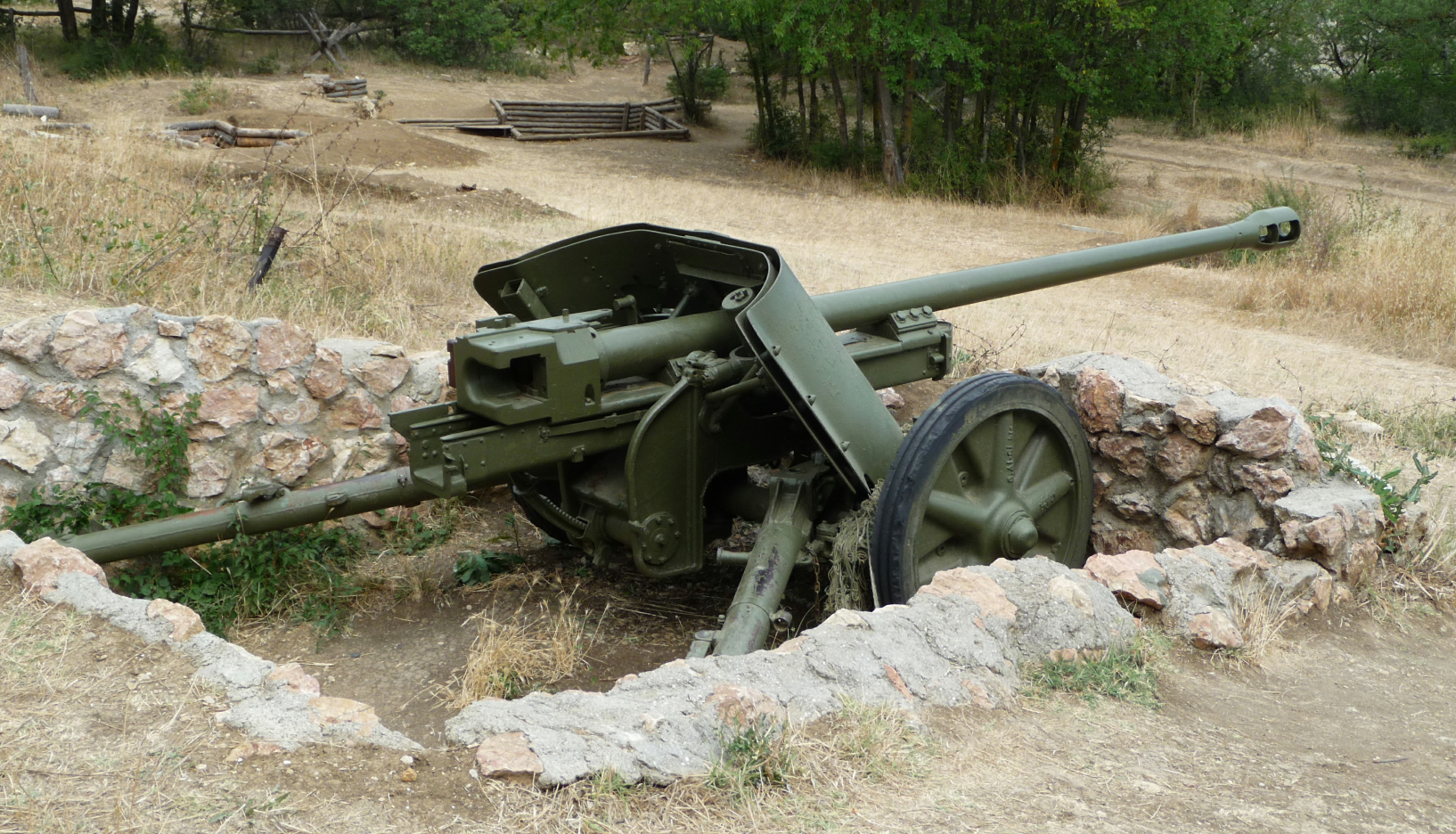 pak44服役于1944年,是德国人在见识苏军122毫米炮后研制的竞品,也作为