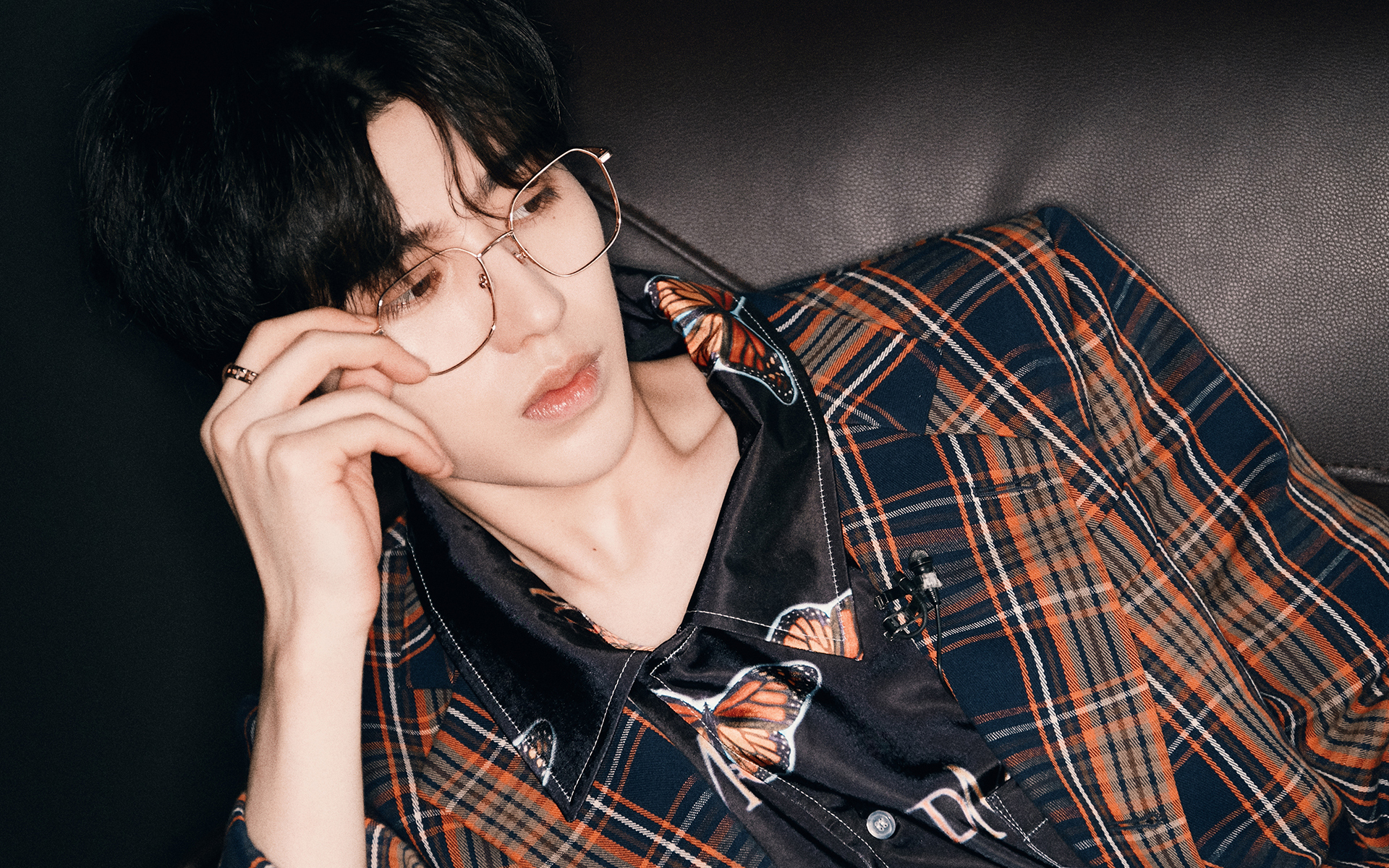 蔡徐坤格子西装文艺帅气图片壁纸