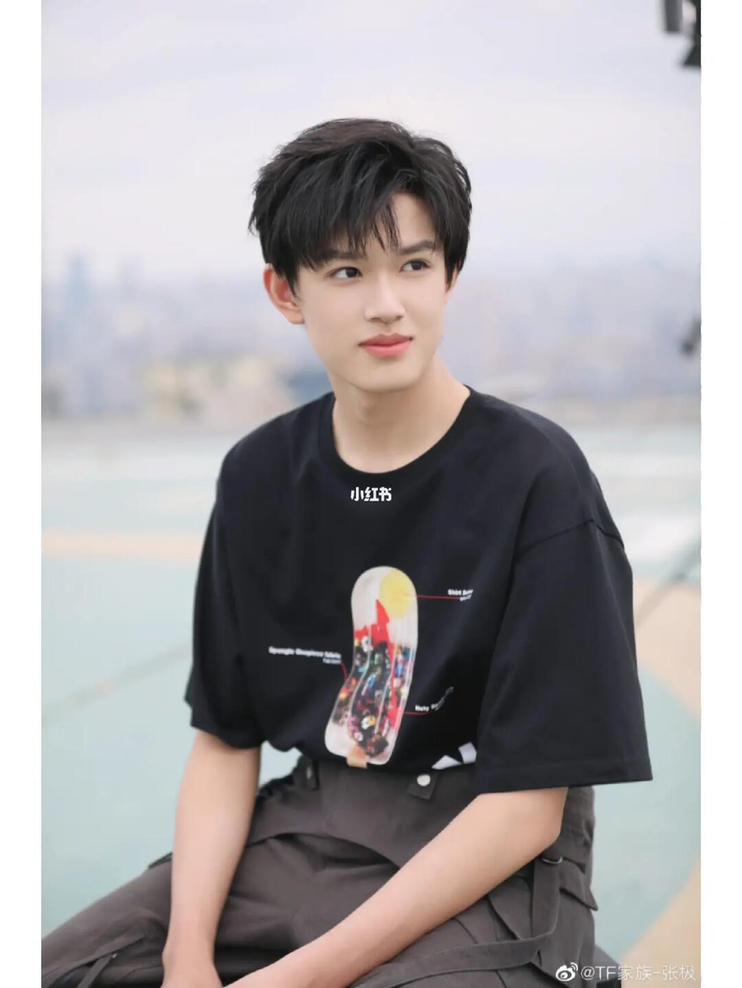 想拼三份,代拍我找,有意者私#张极 #张极台历  #代拍  #tf家族  #tf三