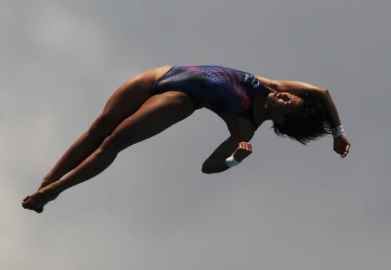 图文-跳水美国站首日中国三金 刘娇空中完美一跳