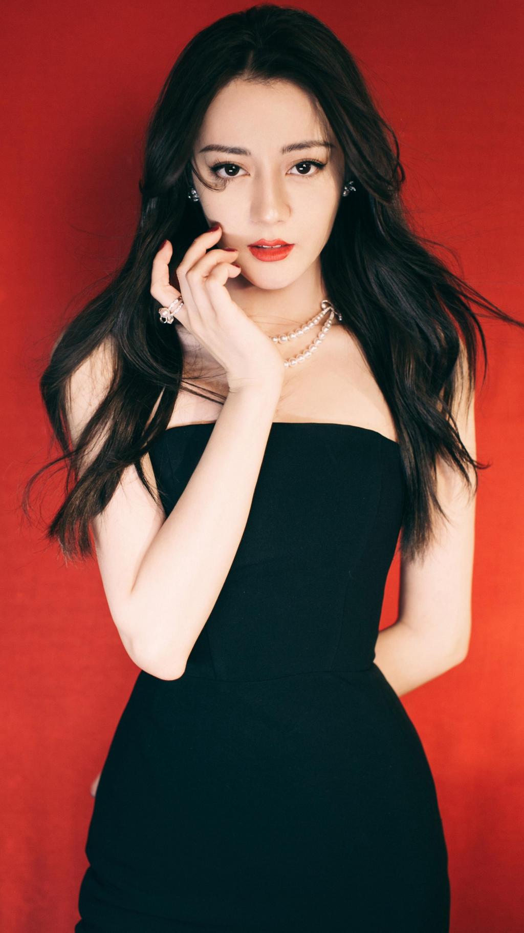 迪丽热巴黑色流苏斜角裙优雅迷人写真