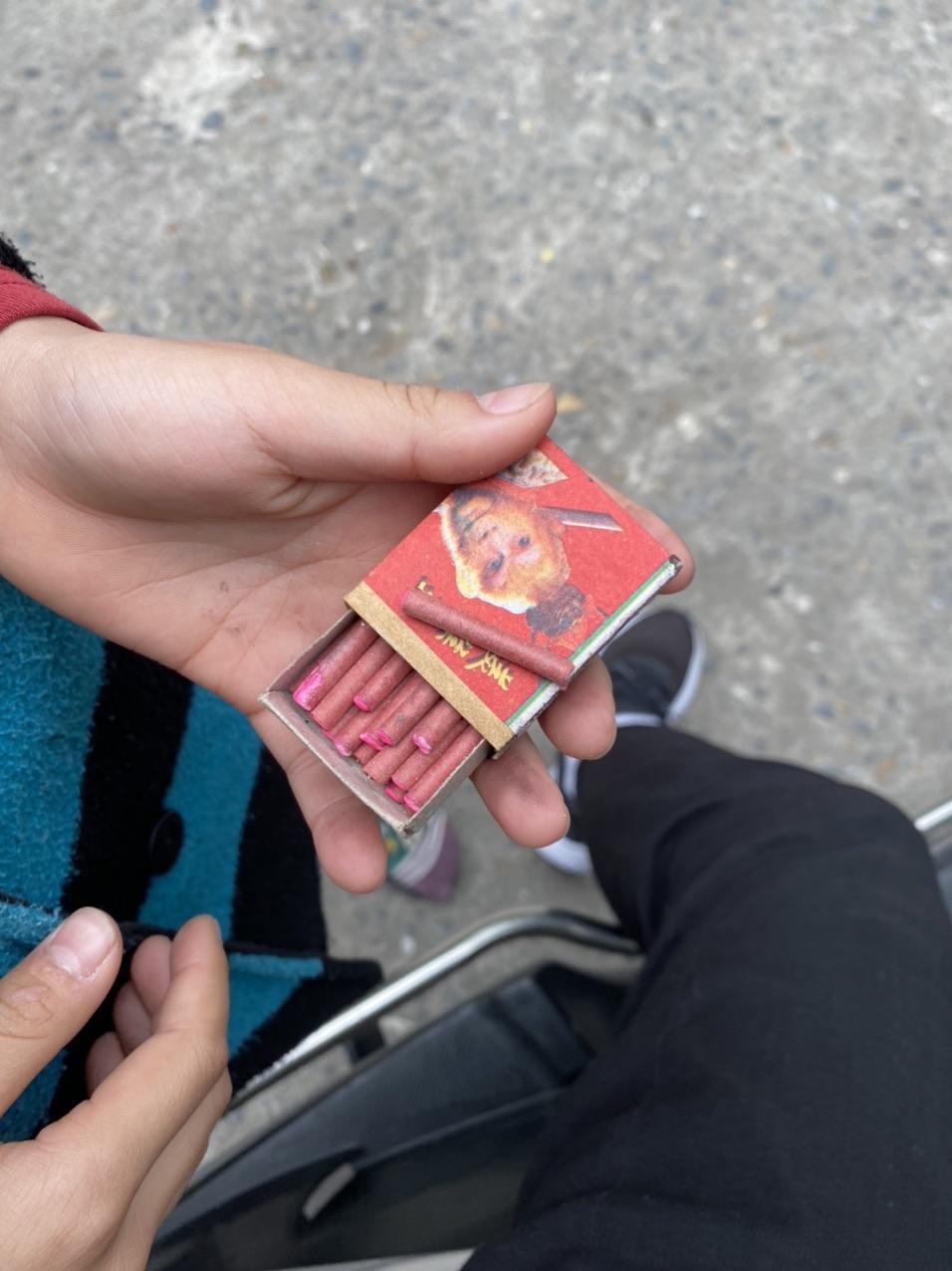 孩子玩火柴炮危险