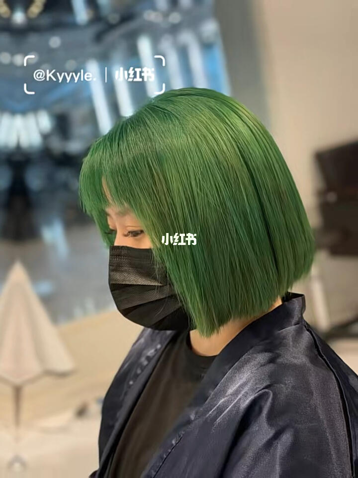 墨绿色大胆显白色系