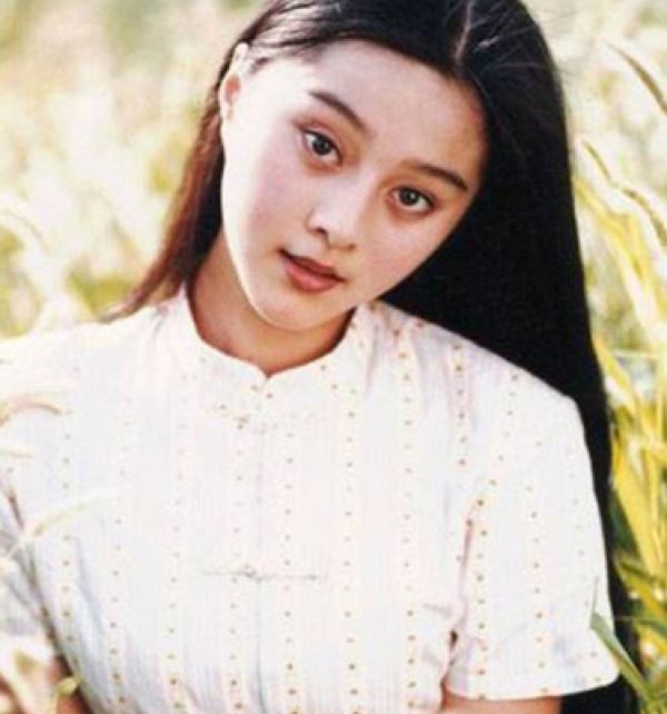 年轻时候的范冰冰没有化那么浓的妆,看起来非常清爽,除了这个黑眼圈有