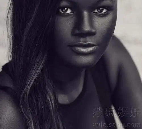 "19岁黑人模特走红网络.khoudia被封为"黑色素女神".来自