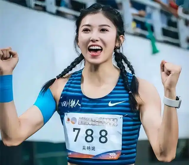 女运动员难以启齿的心酸经期忍痛比赛赛后强忍痛扯泳衣