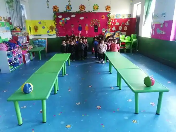 代庄幼儿园小班开展室内游戏《桌面滚球》游戏活动