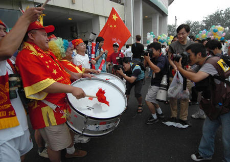 图文亚洲杯开幕式在北京举行擂鼓助威的球迷