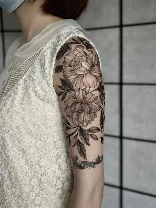 成都纹身女生手臂纹身素花点刺纹身