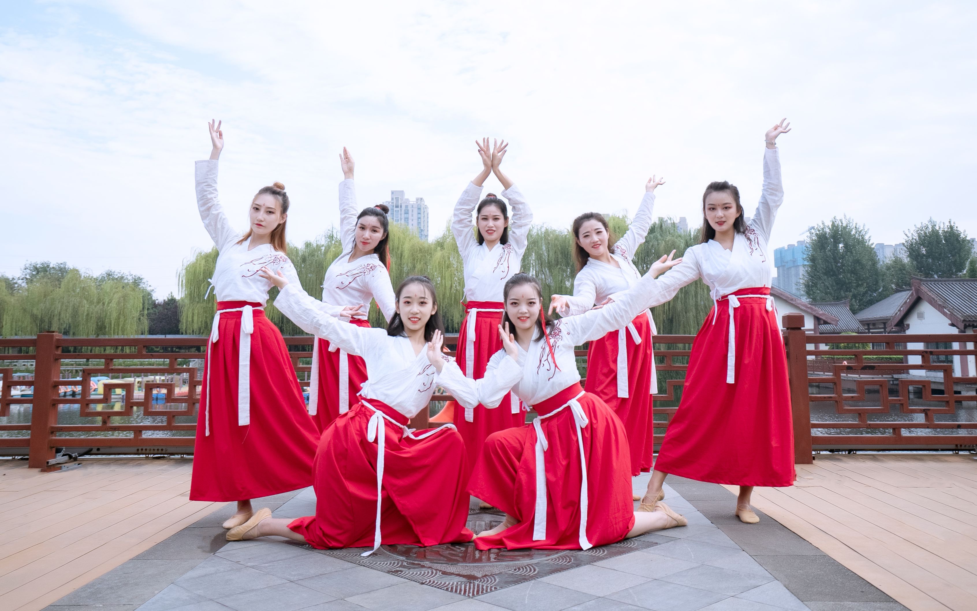 年会必火古风公子向北走古典舞集体舞蹈单色舞蹈