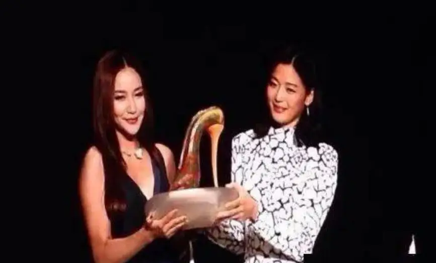 韩雨芹,原名韩雪,因为要与另一个同名演员区分开来,由张国立为她改名.