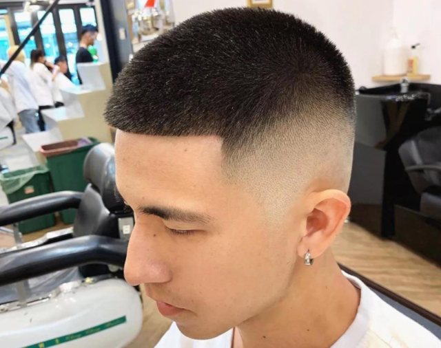 寸头指短发平头板头,其"寸"是指一寸以内,特指很短.