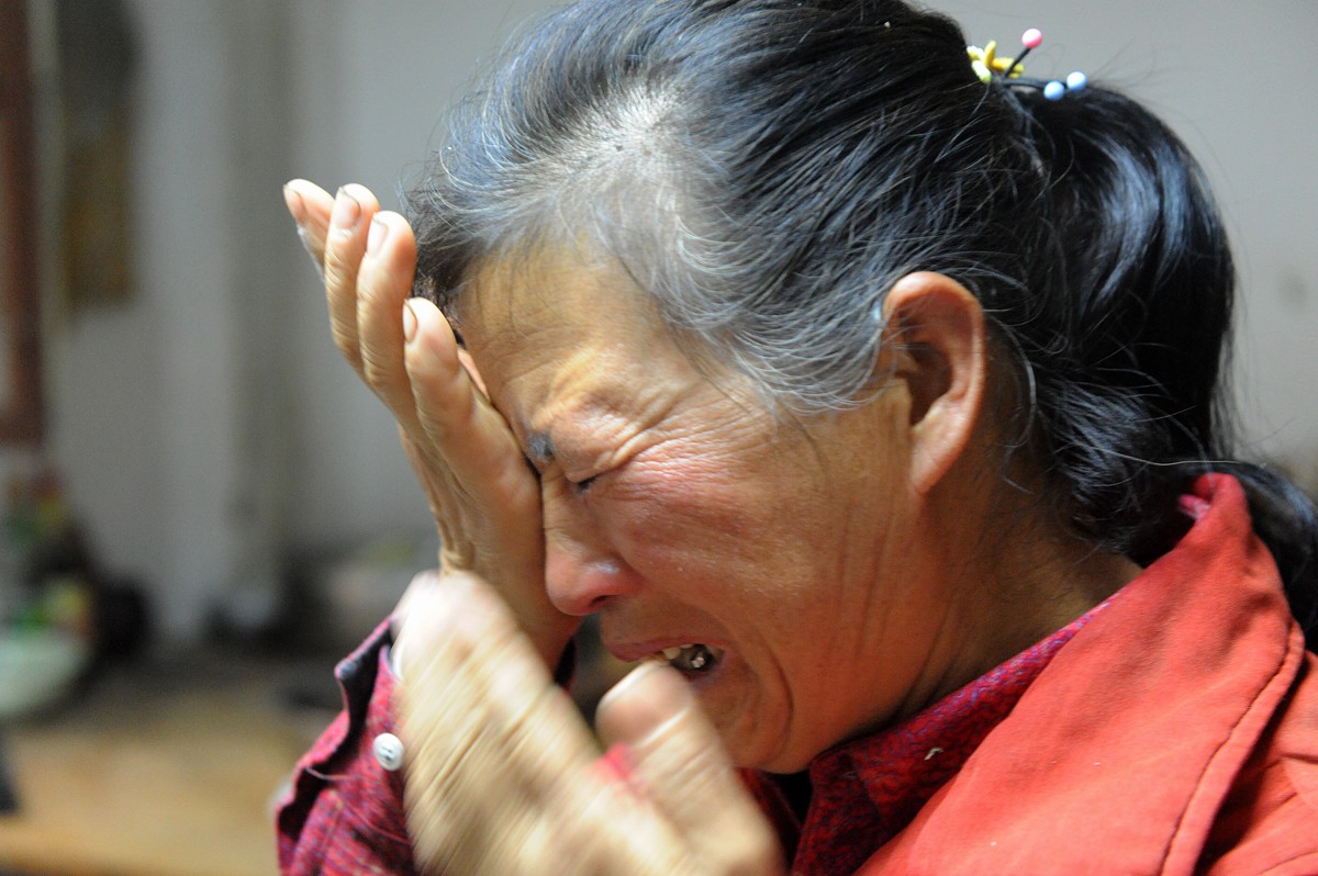 农村小女孩跌进水盆重度烫伤奶奶自责两年天天跪古树祈福