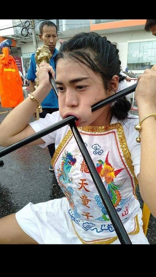 越到后面越让人费解了,曾看过台湾乩童会拿尖锐的神器打自己,让自己