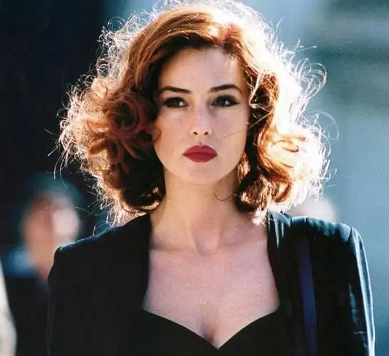 莫妮卡贝鲁奇行尸走肉伊妮德抖胸视频