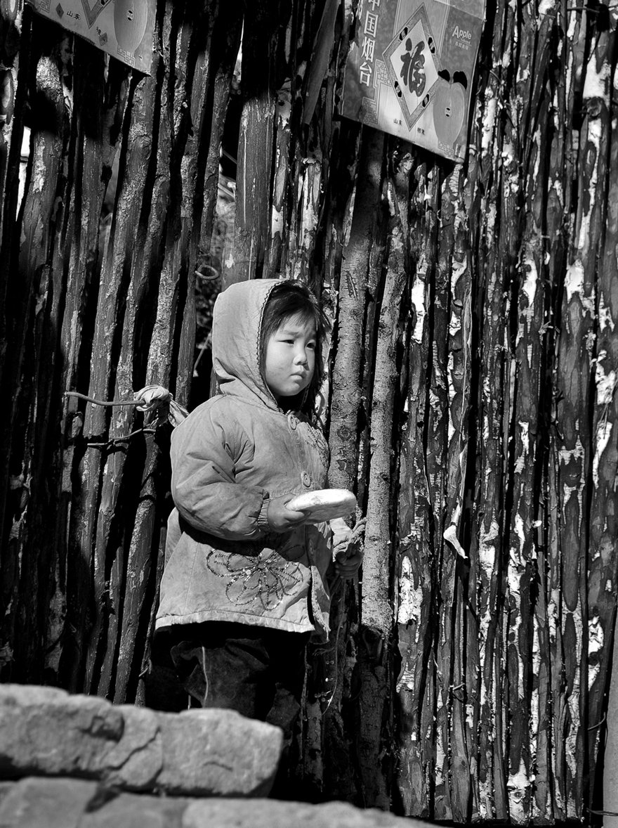 手机看图 山村女孩 作品简介 行走山村时,我们遇到了一位小女孩,她穿