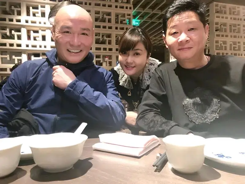 小桃红刘淼近照曝光打扮贵气认不出豪宅客厅摆雕花大梁柱